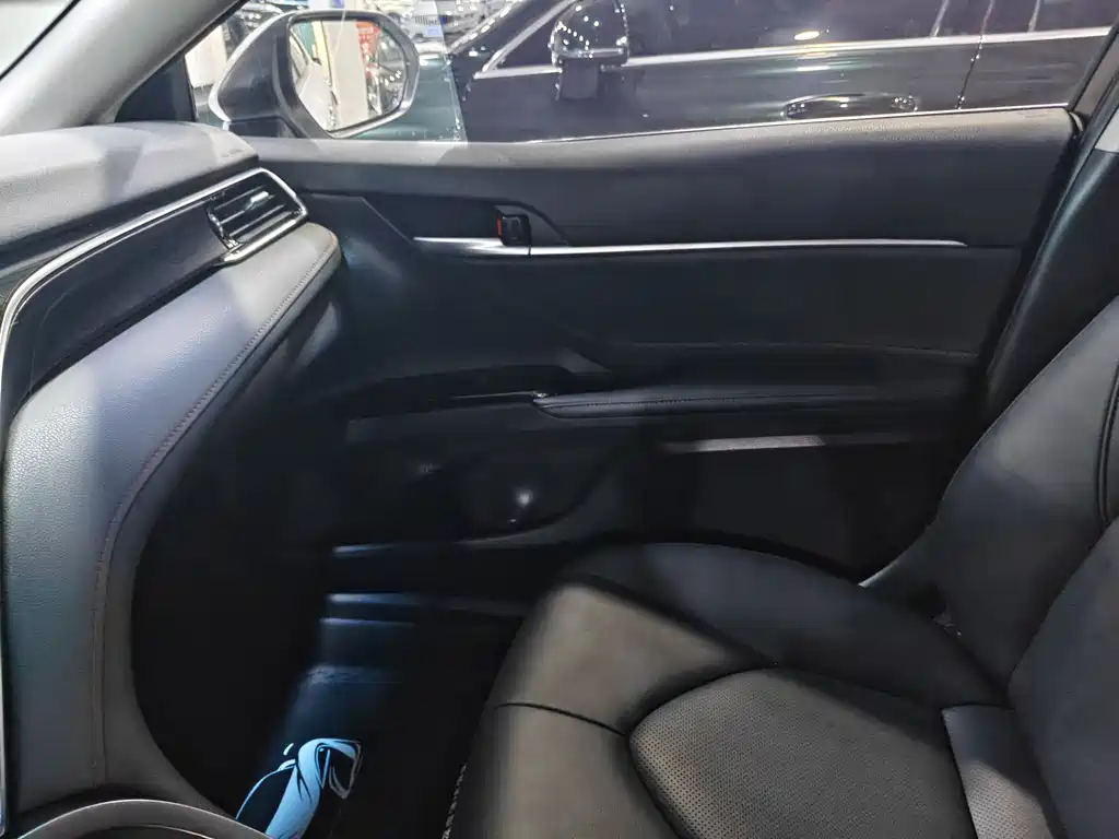 Toyota Camry 2023 — фото 8