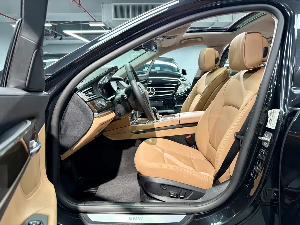 BMW 7 Series 2012 — фото 14