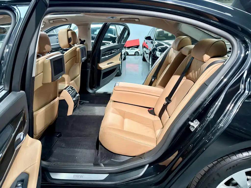 BMW 7 Series 2012 — фото 15