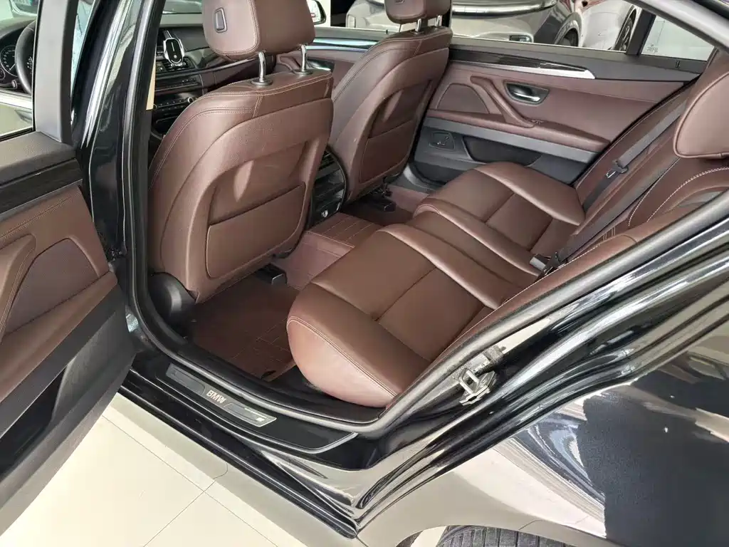 BMW 5 Series 2018 — фото 10