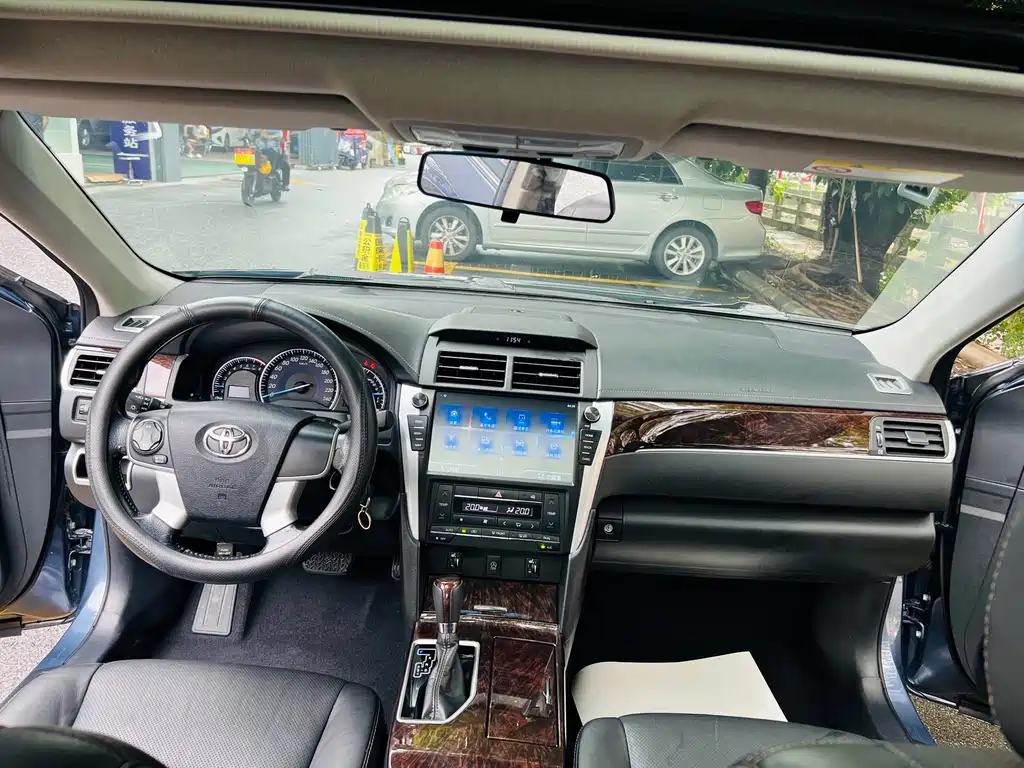 Toyota Camry 2017 — фото 15