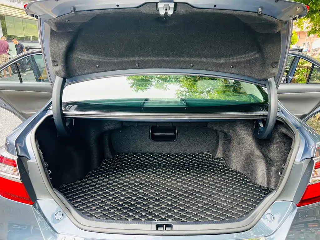 Toyota Camry 2017 — фото 17