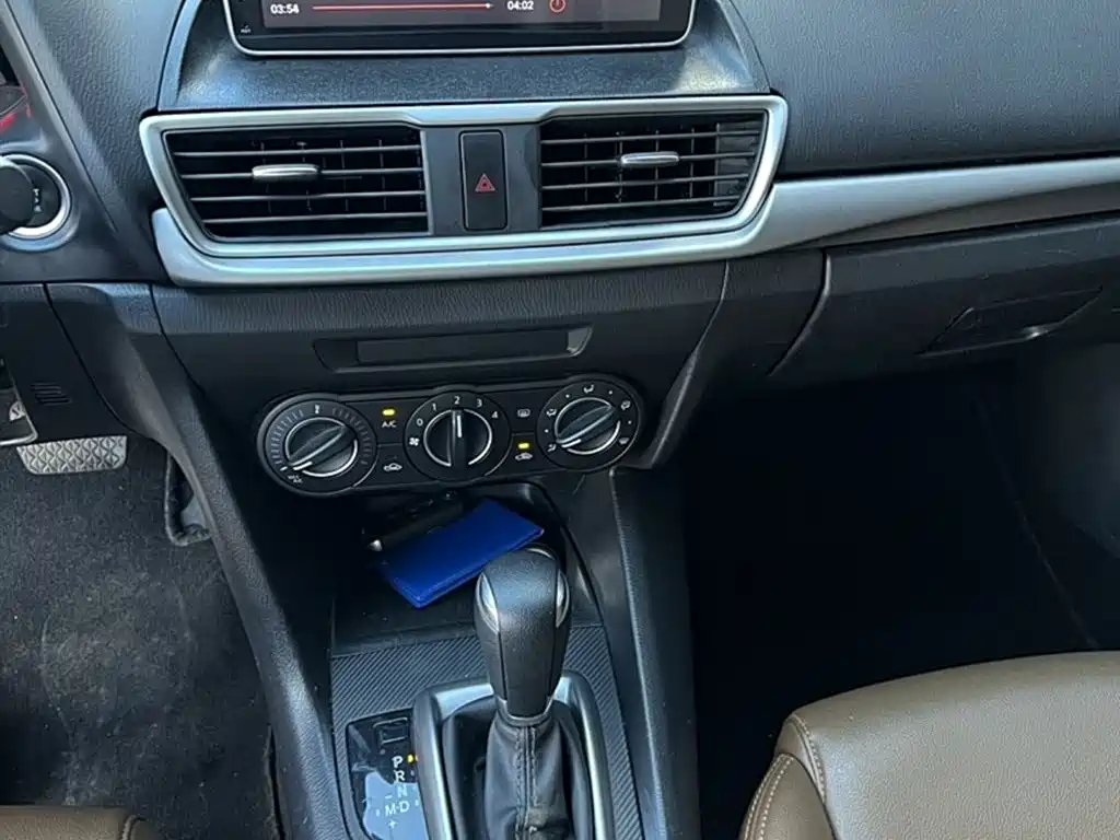 Mazda 3 Axela 2018 — фото 11