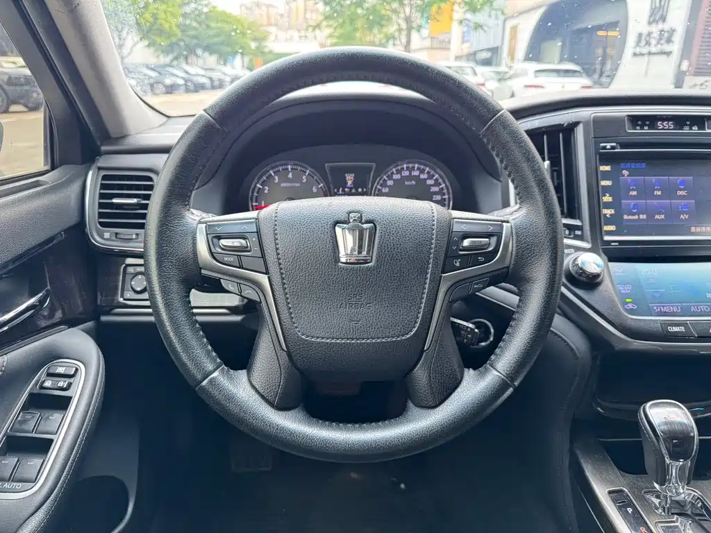 Toyota Crown 2017 — фото 12