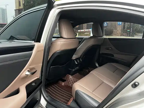 Lexus ES 2022