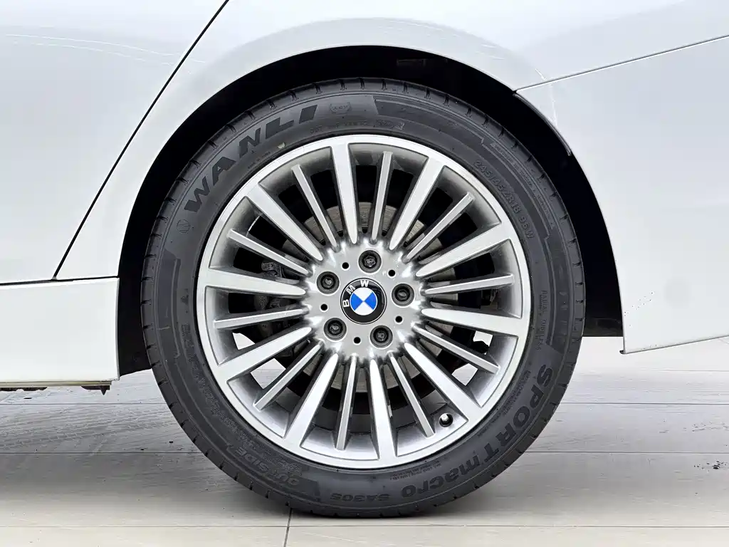 BMW 3 Series 2019 — фото 10