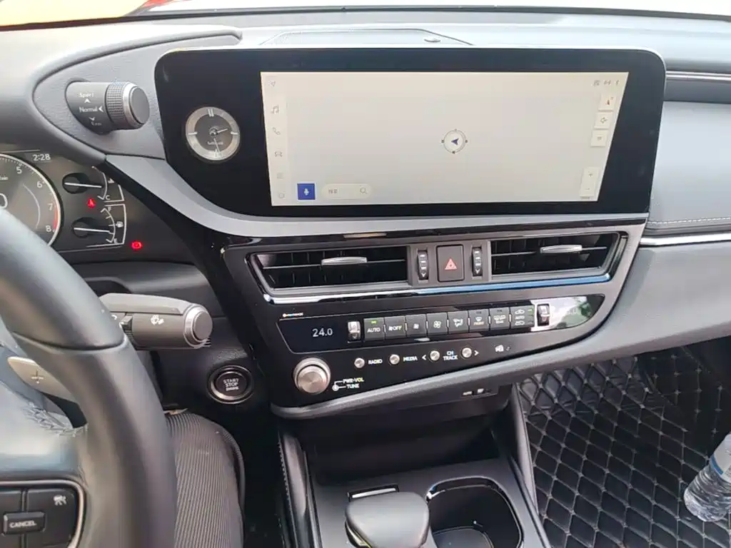 Lexus ES 2023 — фото 13