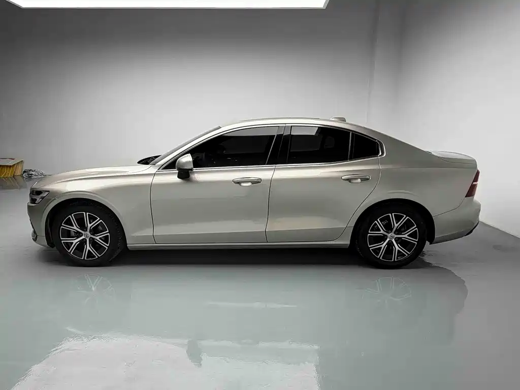 Volvo S60 2022 — фото 13