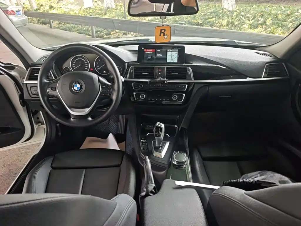 BMW 3 Series 2019 — фото 10