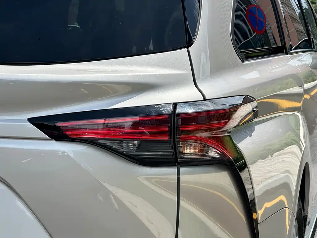 Toyota Sienna 2022 — фото 18