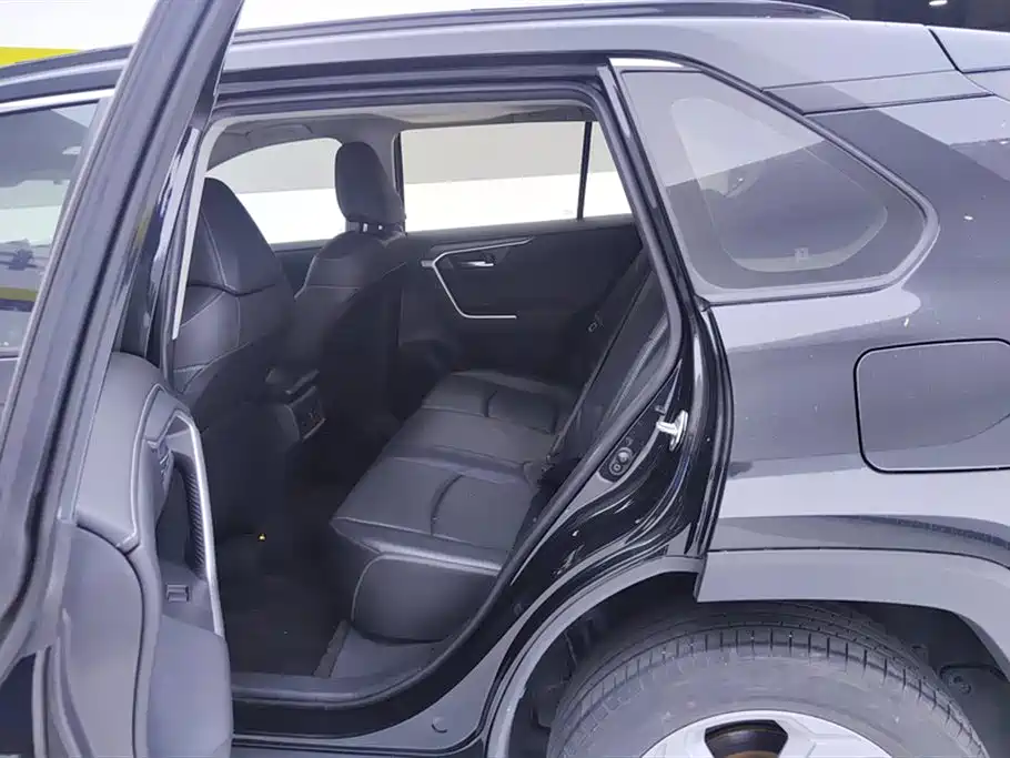 Toyota RAV4 2022 — фото 11