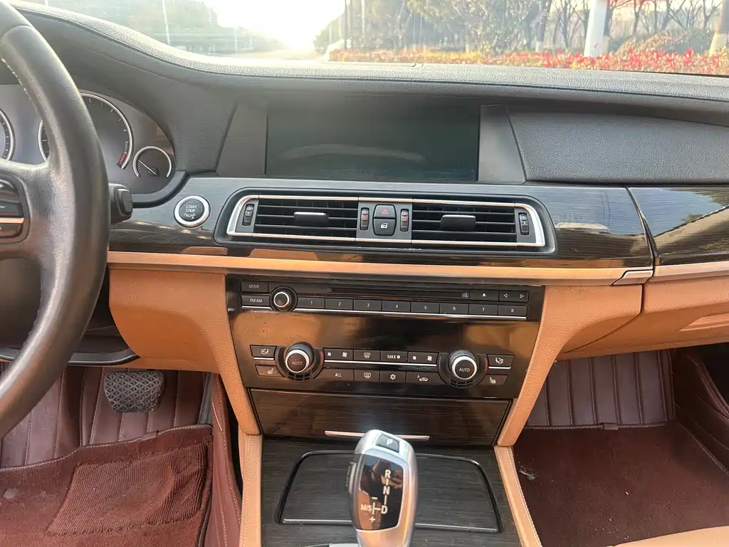 BMW 7 Series 2012 — фото 11