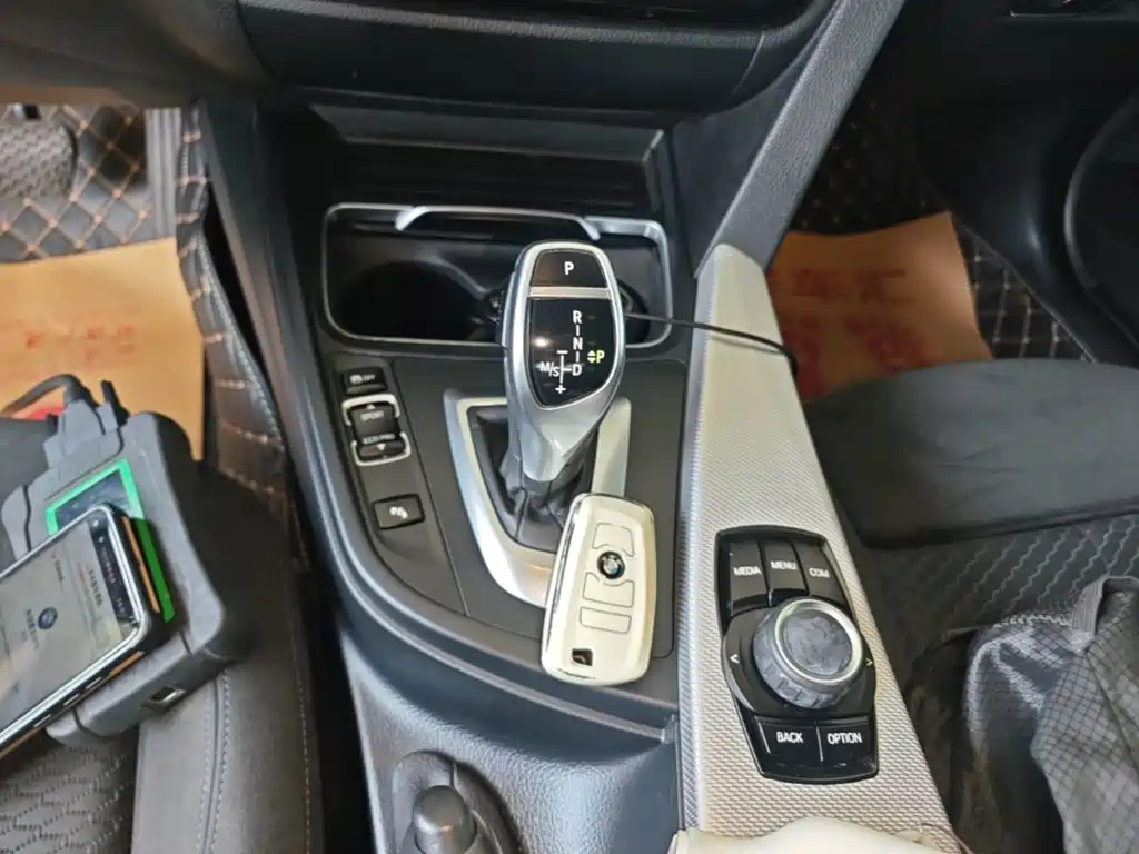 BMW 3 Series 2018 — фото 14