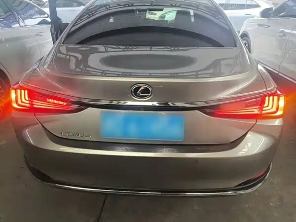 Lexus ES 2022