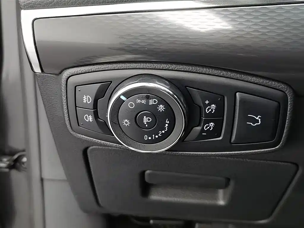 Ford Taurus 2016 — фото 21