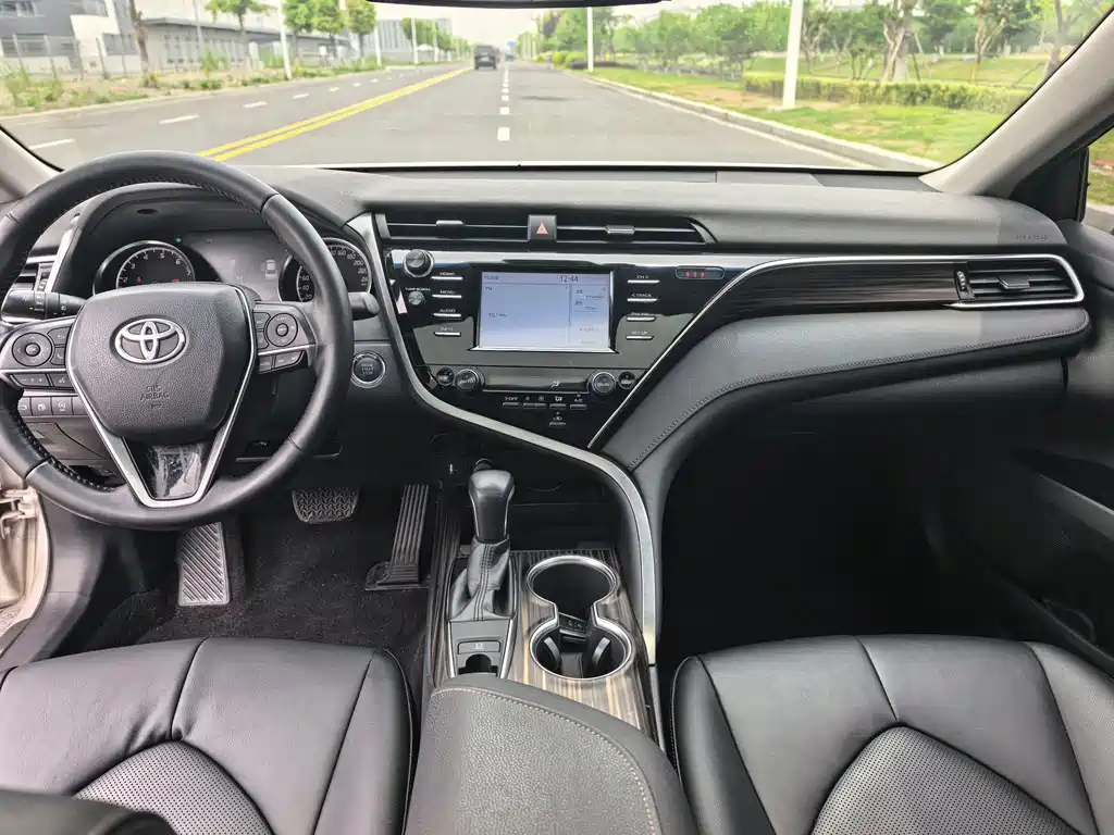 Toyota Camry 2018 — фото 10