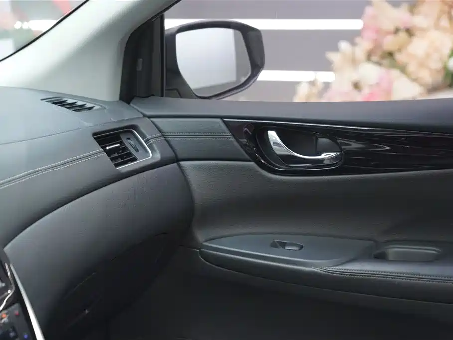 Nissan Tiida 2017 — фото 13