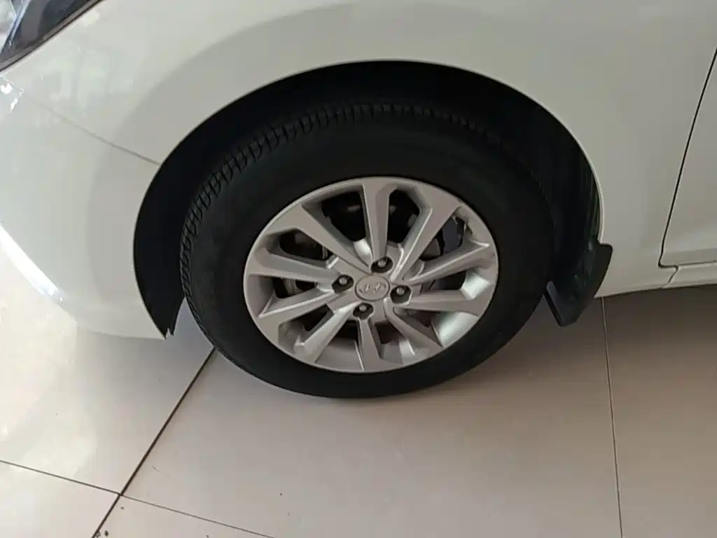 Hyundai Verna 2017 — фото 23
