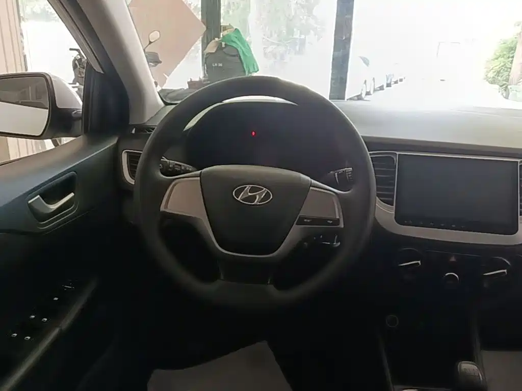 Hyundai Verna 2017 — фото 11