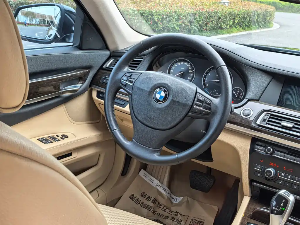 BMW 7 Series 2011 — фото 13