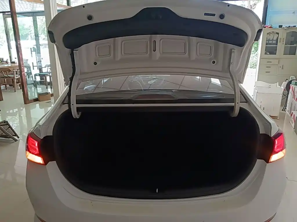 Hyundai Verna 2017 — фото 19