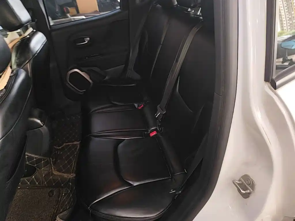 Jeep Renegade 2017 — фото 17