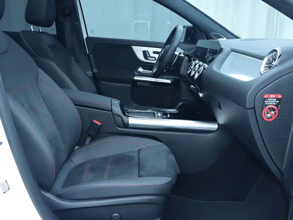 Mercedes-Benz GLA AMG 2025 — фото 13