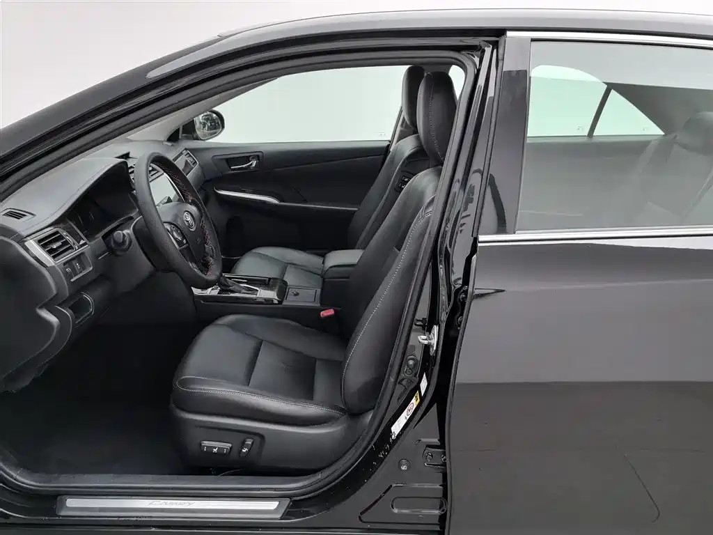 Toyota Camry 2017 — фото 10