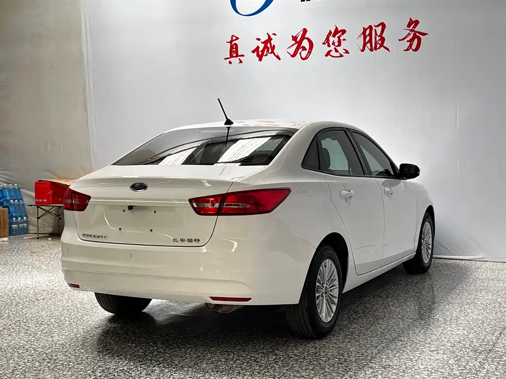 Ford Escort 2018 — фото 14