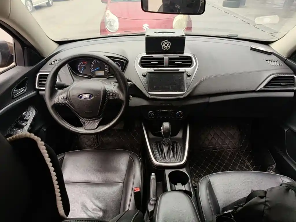 Ford Escort 2015 — фото 10