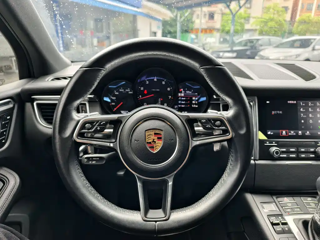 Porsche Macan 2018 — фото 14