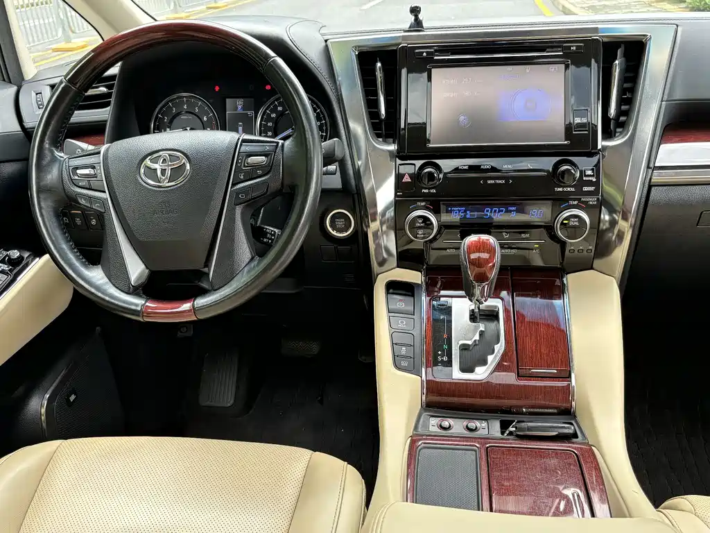 Toyota Alphard 2018 — фото 9