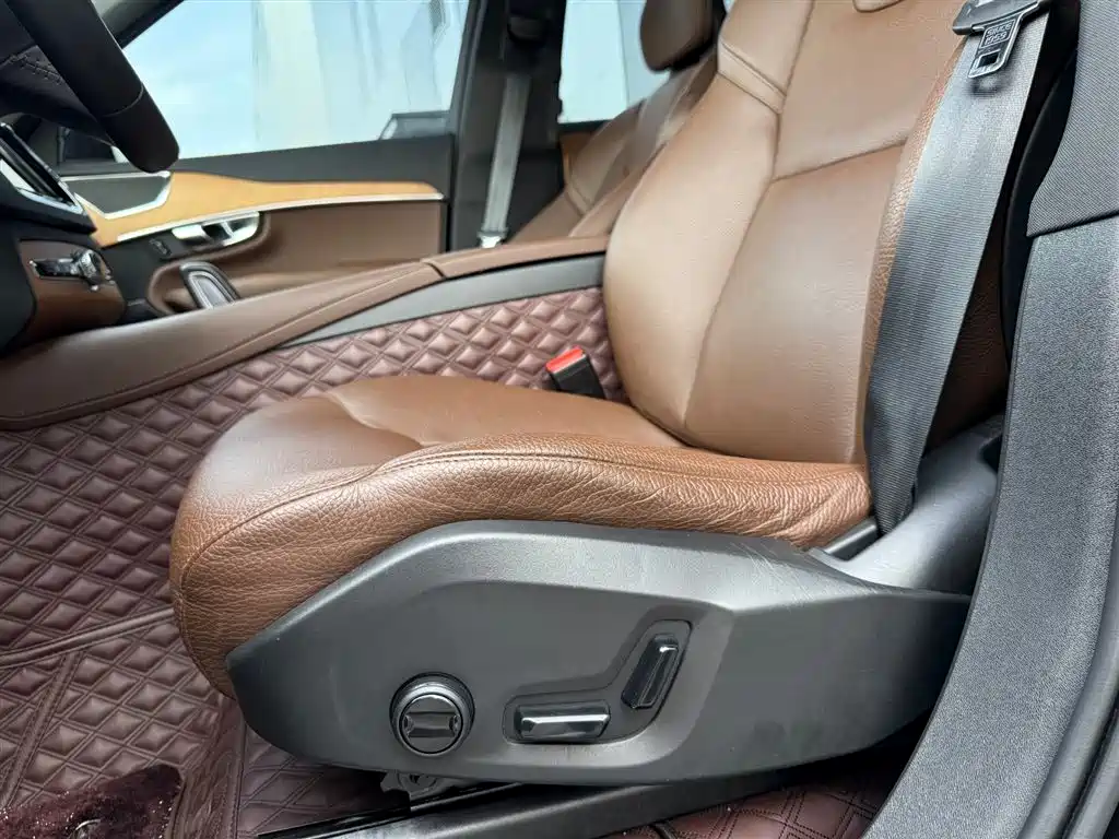 Volvo XC90 2021 — фото 16