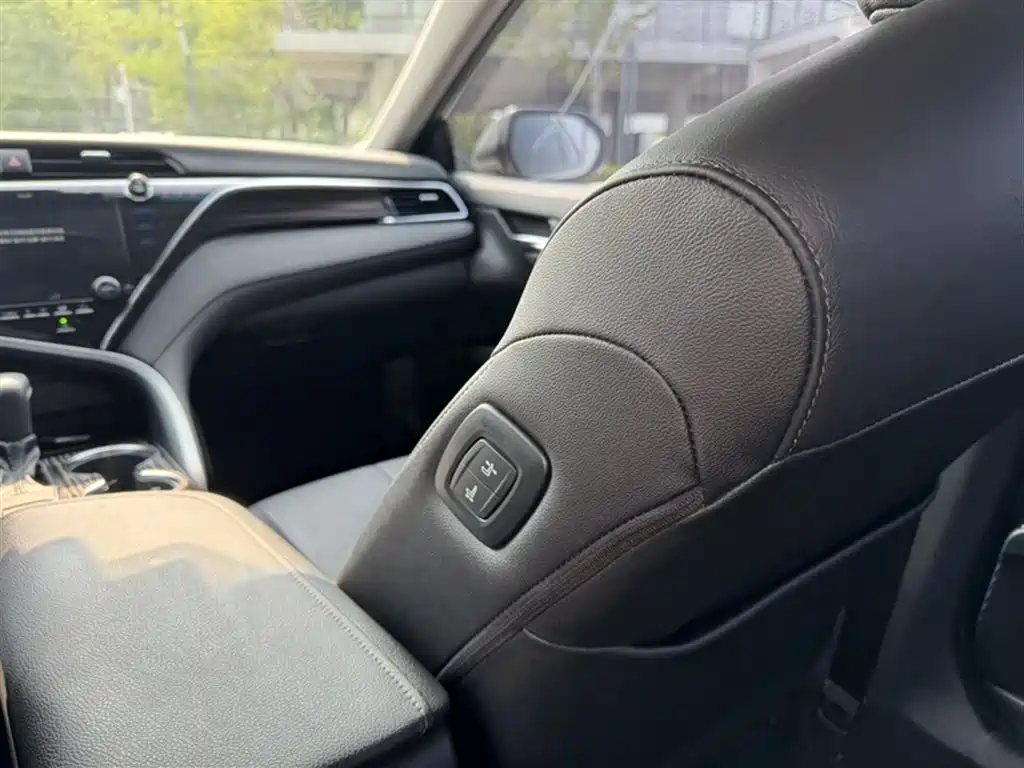 Toyota Camry 2019 — фото 16