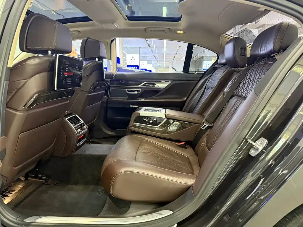 BMW 7 Series 2017 — фото 17