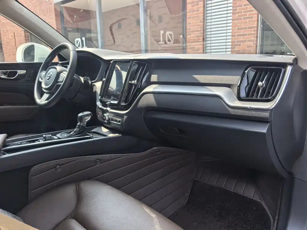 Volvo XC60 2020 — фото 16
