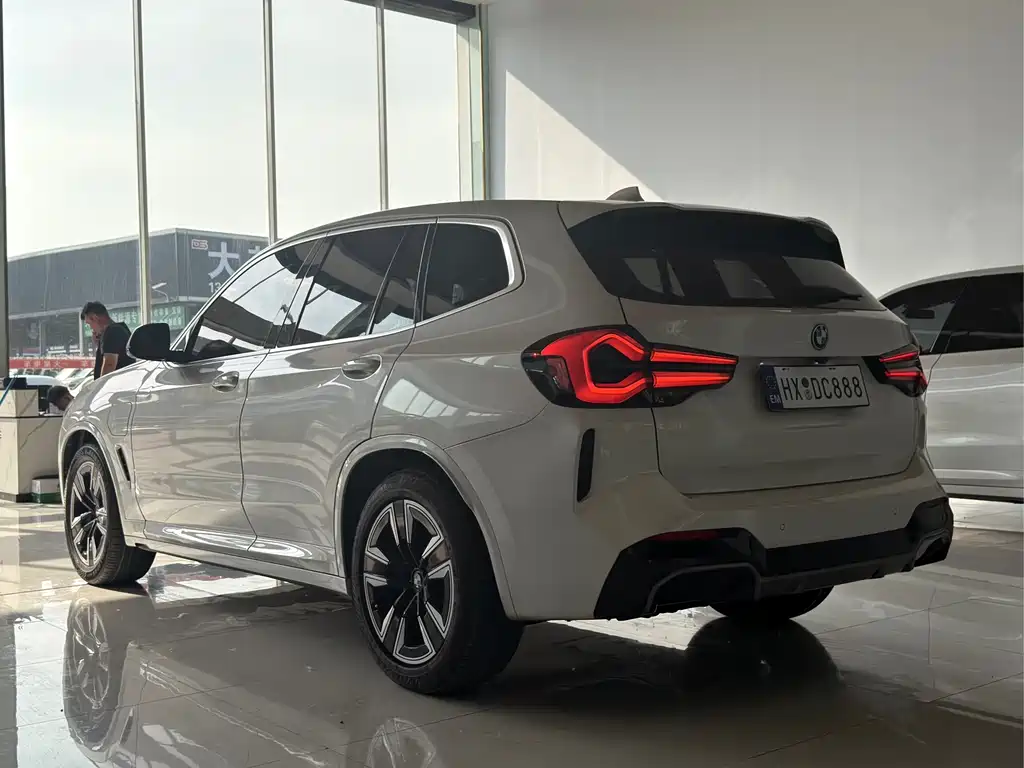 BMW iX3 2023 — фото 16