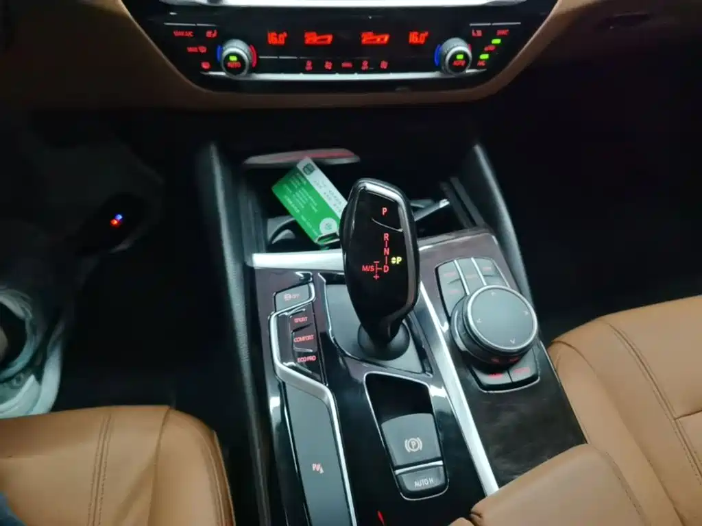 BMW 5 Series 2017 — фото 14