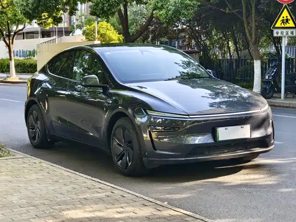 Tesla Model Y 2025