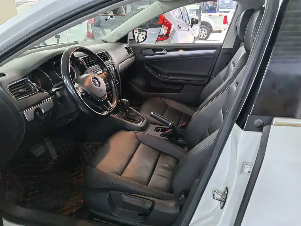 Volkswagen Sagitar 2019