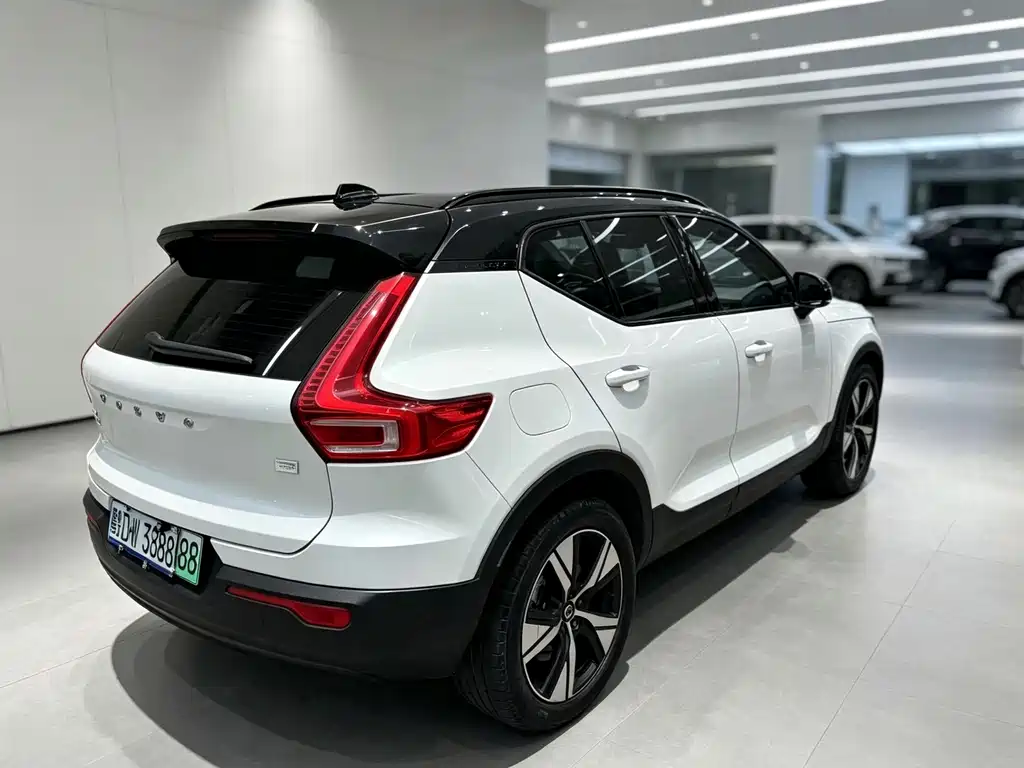 Volvo XC40 New Energy 2022 — фото 8