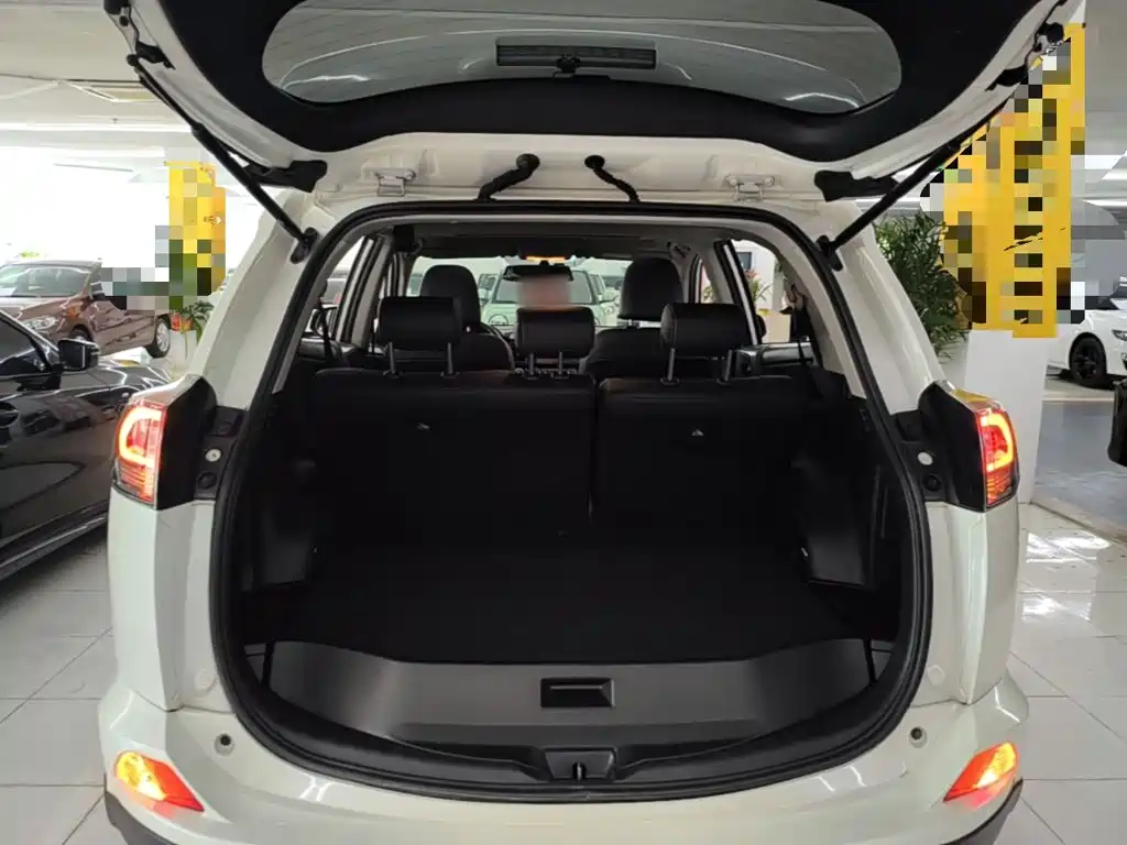 Toyota RAV4 2018 — фото 19