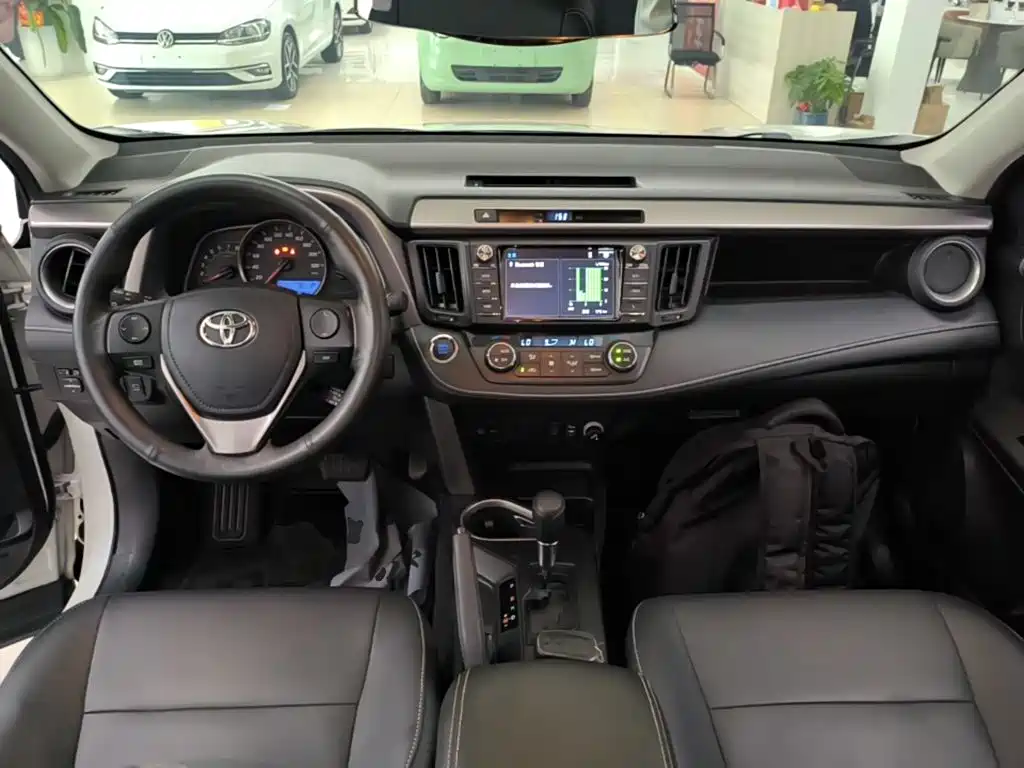 Toyota RAV4 2018 — фото 10