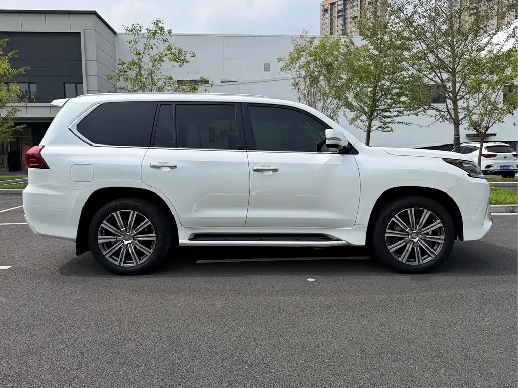 Lexus LX 2017 — фото 9