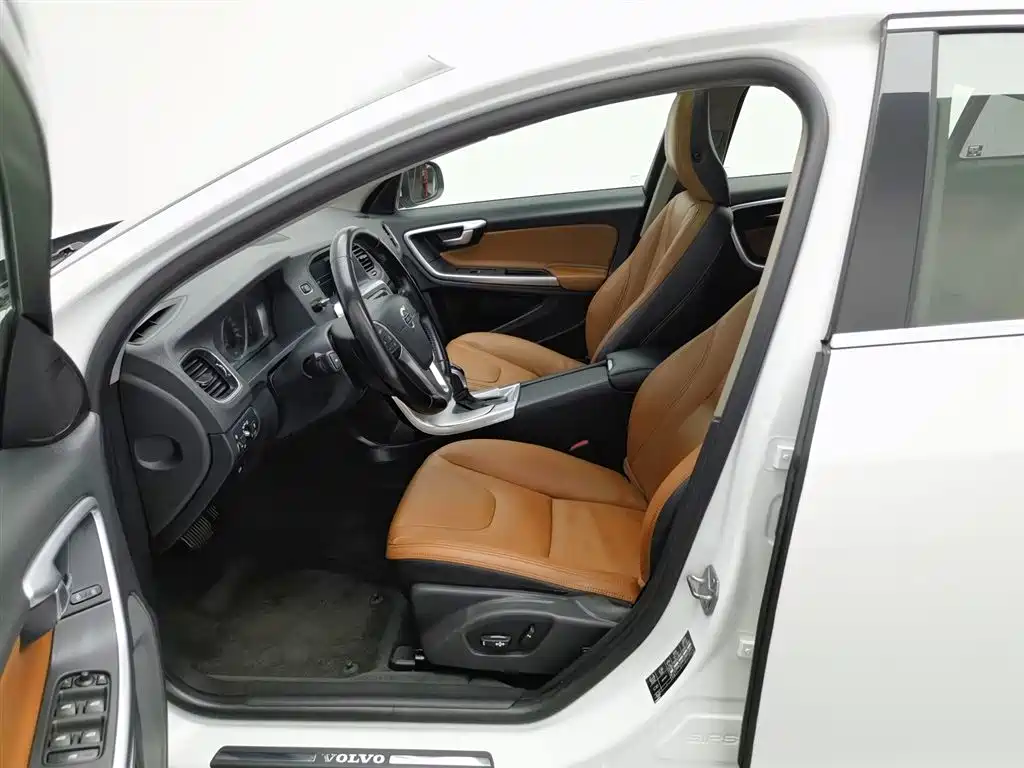 Volvo S60 2015 — фото 10