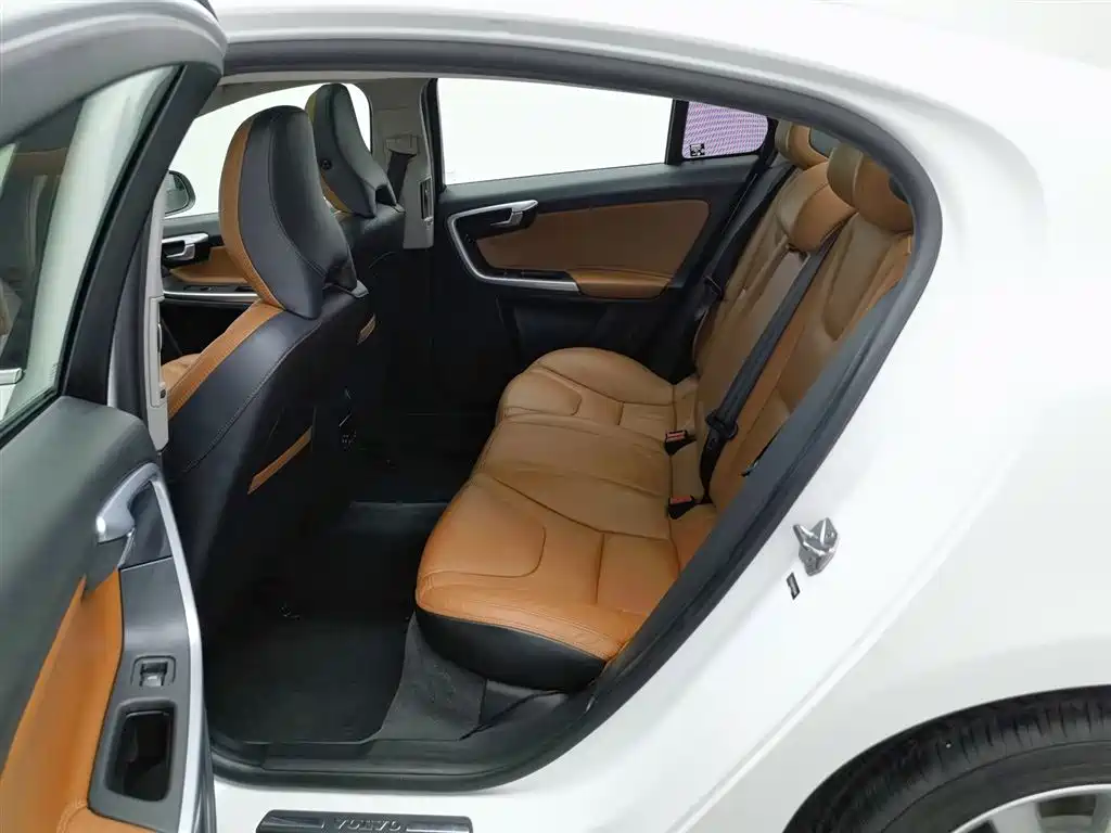 Volvo S60 2015 — фото 15