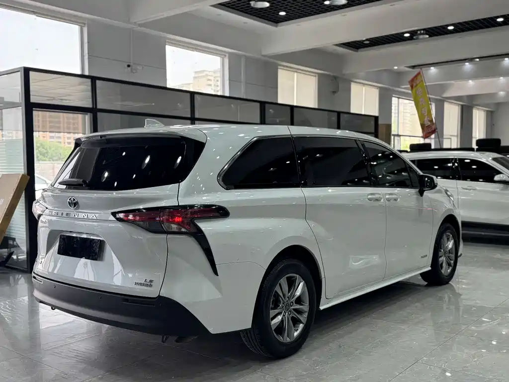 Toyota Sienna 2023 — фото 7