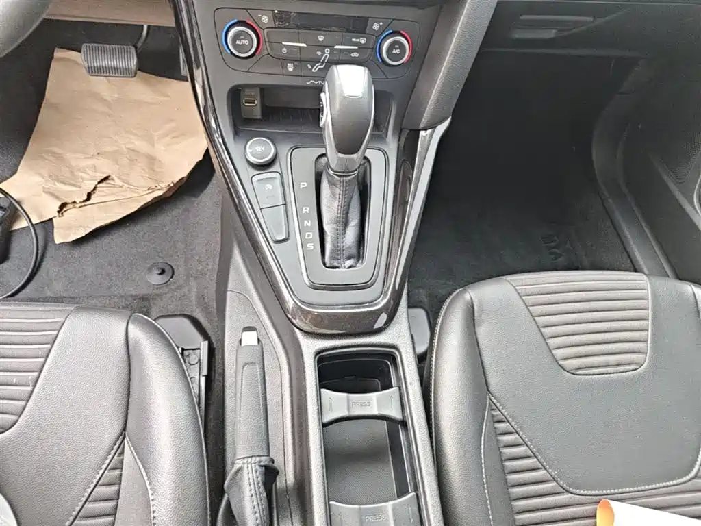 Ford Focus 2019 — фото 14