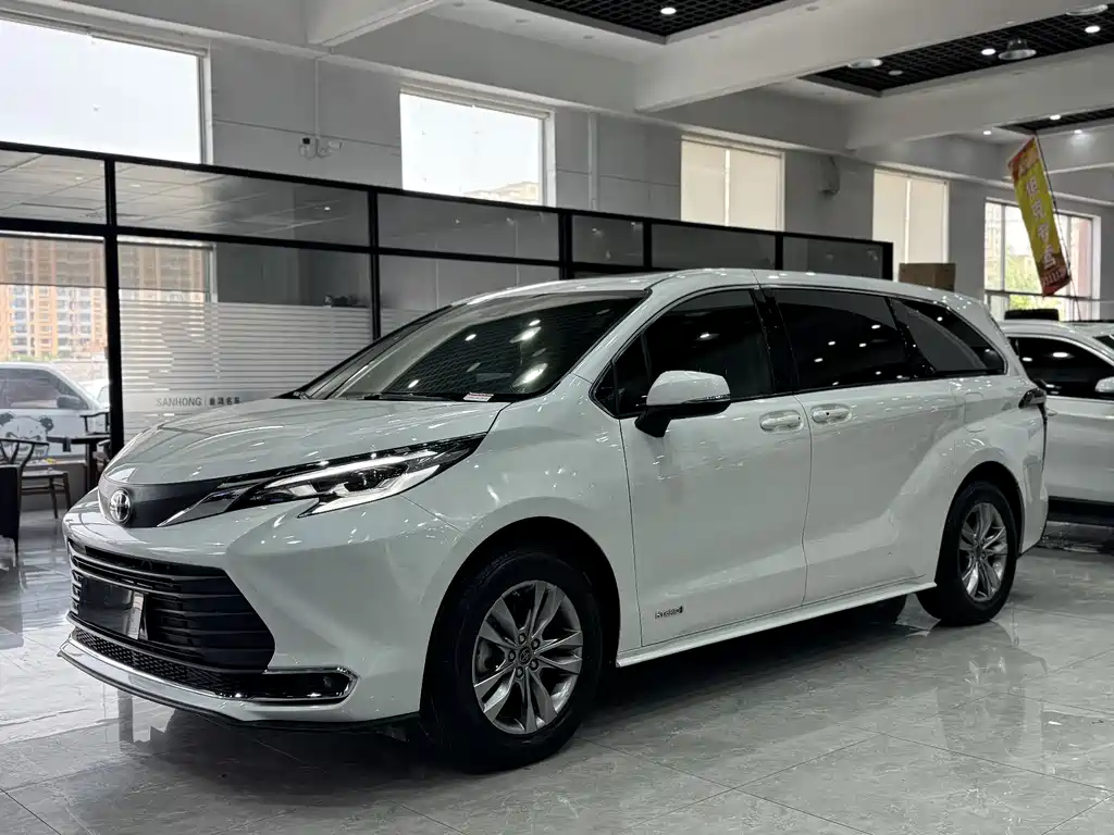 Toyota Sienna 2023 — фото 1
