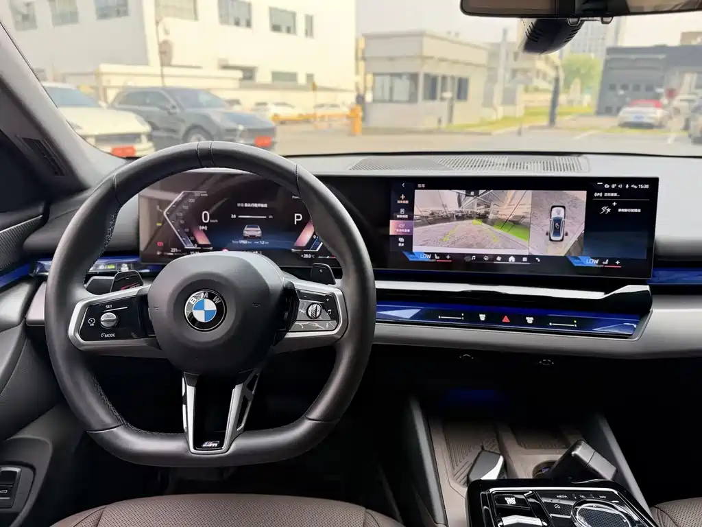 BMW 5 Series 2025 — фото 11